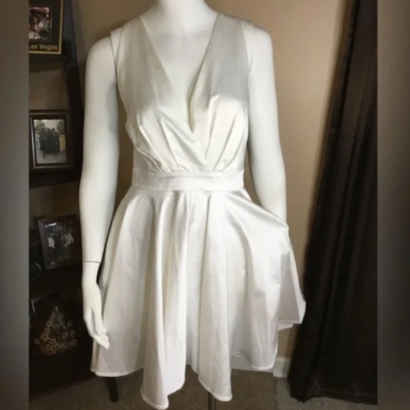Never worn Marilyn Monroe Marciano Dress - Picture 3 of 6
